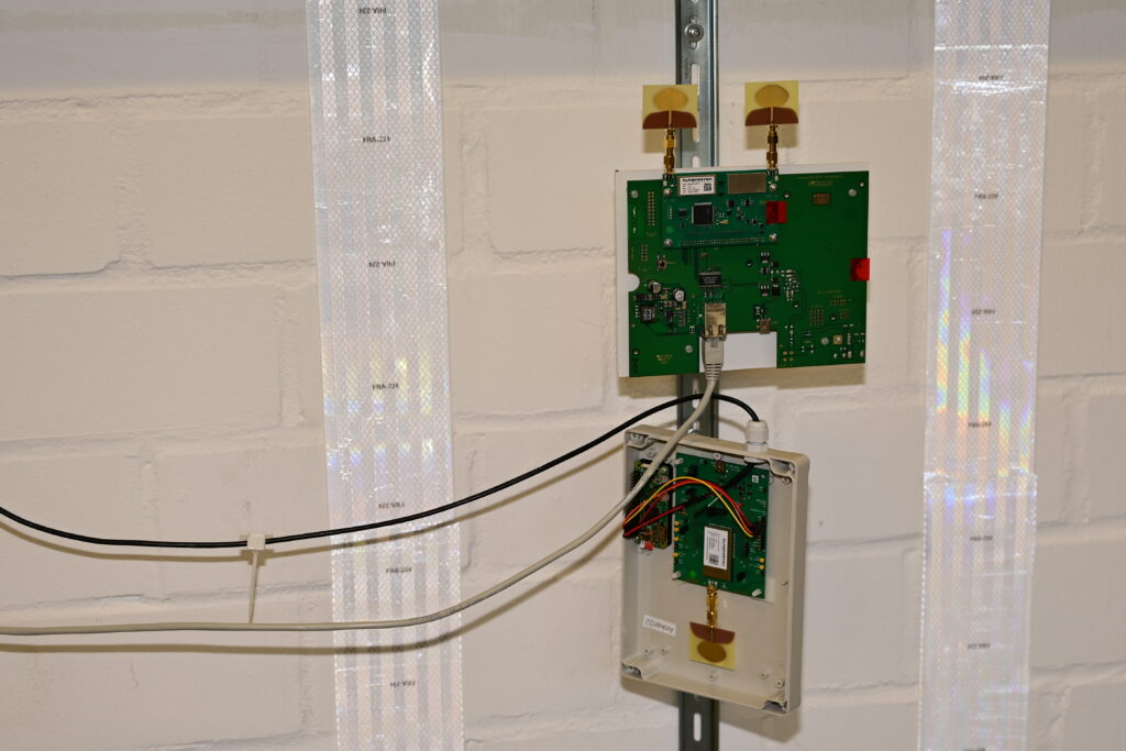 Ultra-Wide-Band-Ortungssystem und Relektormarken für Laser-Lokalisierung